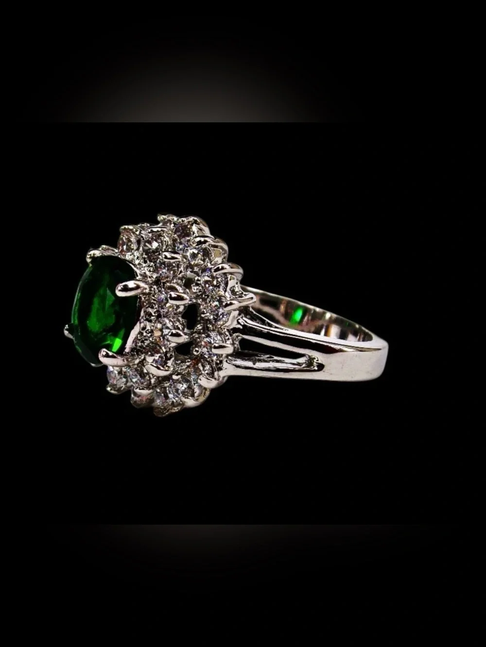 Green oval cubic zirconia stone ring w/ clear stones in a raised setting SZ 6.5